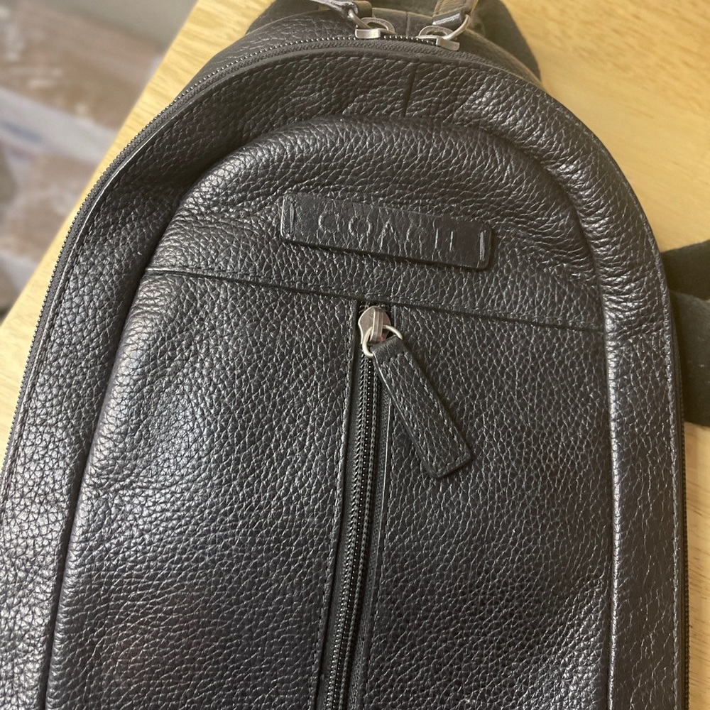 Men COACH black leather messenger/travel bag shoulder strap and buckle!